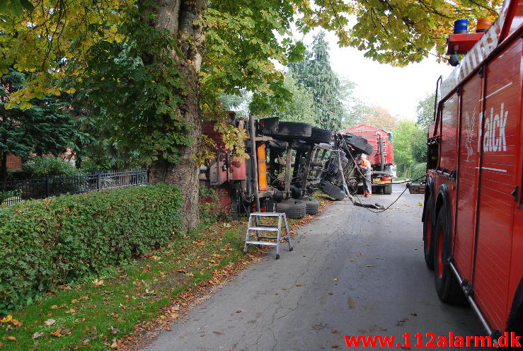 Pludselig væltede hængeren om på siden. Krogbuskevej 144 i Børkop. 08/10-2013. Kl. 9:43.