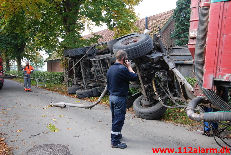 Pludselig væltede hængeren om på siden. Krogbuskevej 144 i Børkop. 08/10-2013. Kl. 9:43.