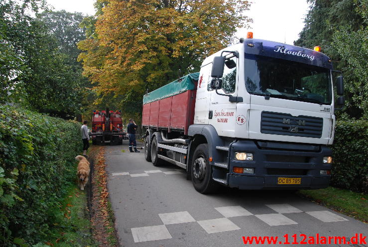 Pludselig væltede hængeren om på siden. Krogbuskevej 144 i Børkop. 08/10-2013. Kl. 9:43.