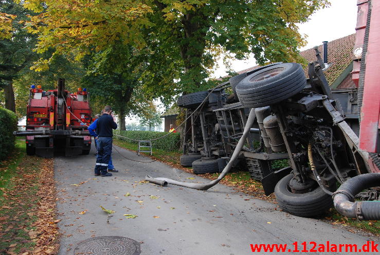 Pludselig væltede hængeren om på siden. Krogbuskevej 144 i Børkop. 08/10-2013. Kl. 9:43.