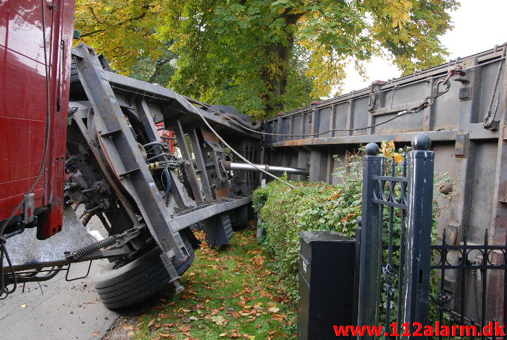 Pludselig væltede hængeren om på siden. Krogbuskevej 144 i Børkop. 08/10-2013. Kl. 9:43.