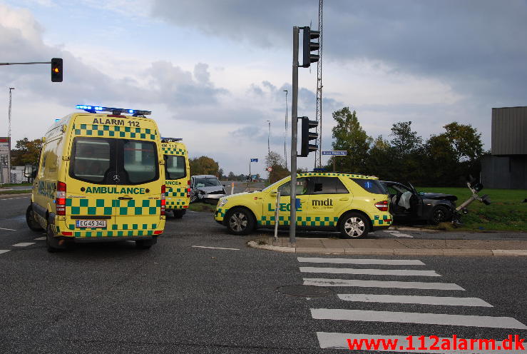 To personbiler kørt sammen. Horsensvej ved Vejle. 13/10-2013. Kl. 16:36.