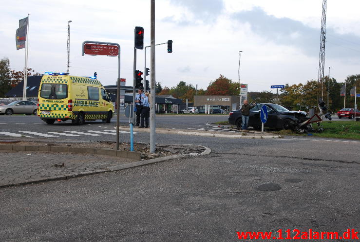 To personbiler kørt sammen. Horsensvej ved Vejle. 13/10-2013. Kl. 16:36.