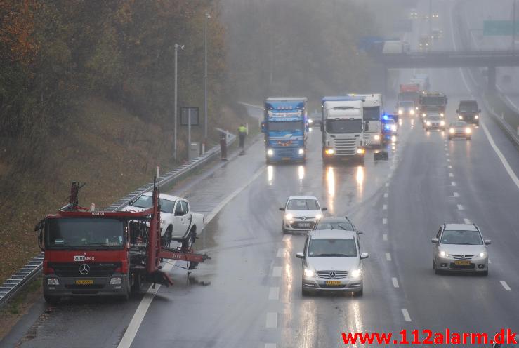 3 lastbiler var køre sammen på motorvej E45. Mellem Horsensvej og Vejlefjordbroen. 28/10-2013. Kl. 09:57.