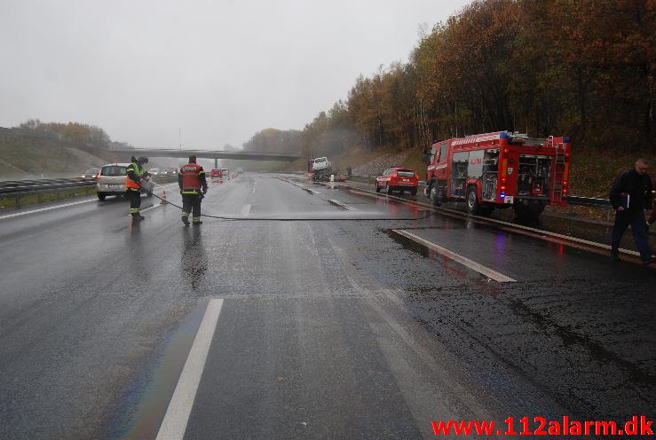 3 lastbiler var køre sammen på motorvej E45. Mellem Horsensvej og Vejlefjordbroen. 28/10-2013. Kl. 09:57.