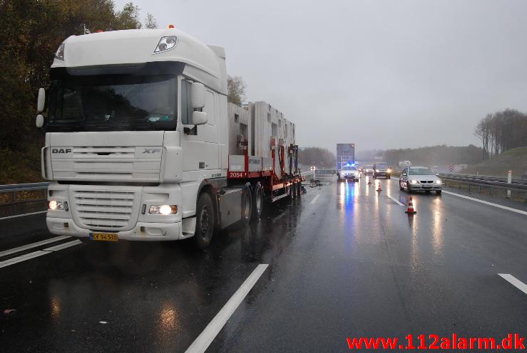 3 lastbiler var køre sammen på motorvej E45. Mellem Horsensvej og Vejlefjordbroen. 28/10-2013. Kl. 09:57.