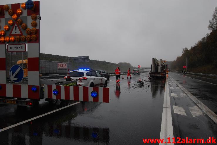 3 lastbiler var køre sammen på motorvej E45. Mellem Horsensvej og Vejlefjordbroen. 28/10-2013. Kl. 09:57.