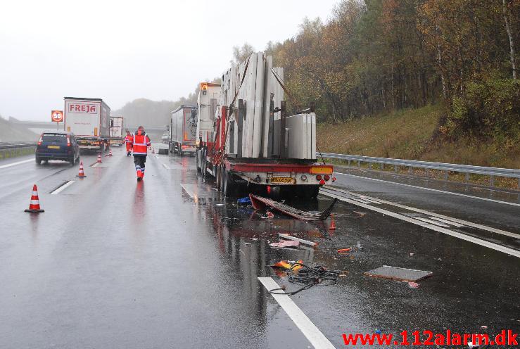 3 lastbiler var køre sammen på motorvej E45. Mellem Horsensvej og Vejlefjordbroen. 28/10-2013. Kl. 09:57.