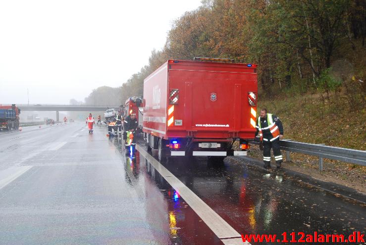 3 lastbiler var køre sammen på motorvej E45. Mellem Horsensvej og Vejlefjordbroen. 28/10-2013. Kl. 09:57.