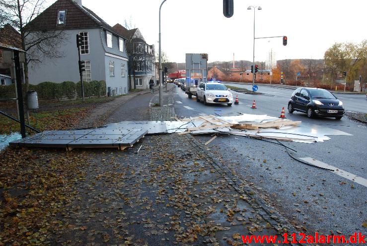 Smed 3 Paller jernplader i krydset Toldbodvej og Fredericiavej i Vejle. 20/11-2013. Kl. 14:30.