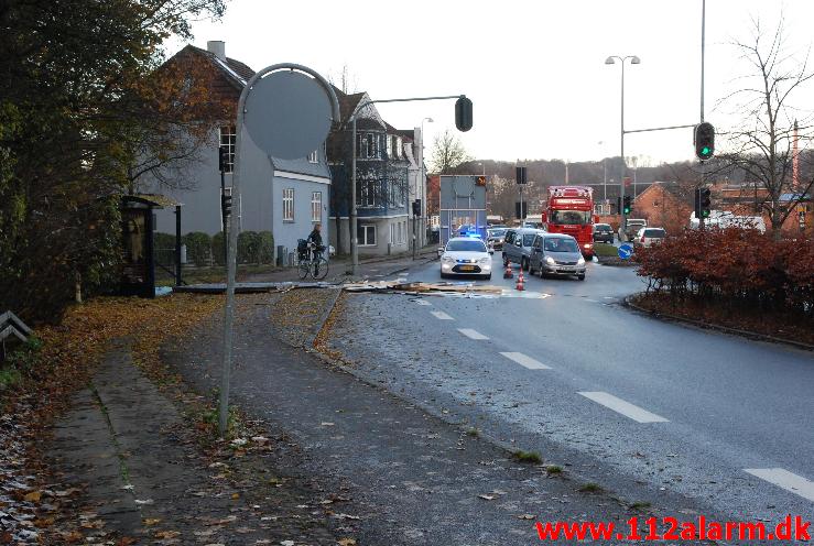 Smed 3 Paller jernplader i krydset Toldbodvej og Fredericiavej i Vejle. 20/11-2013. Kl. 14:30.