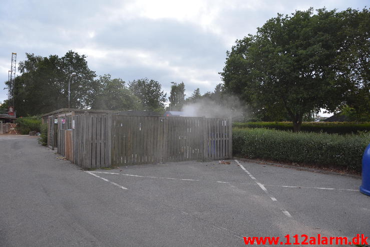 Brand i tøj container.