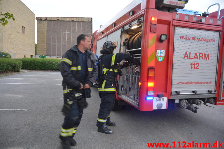 Brand i tøj container.