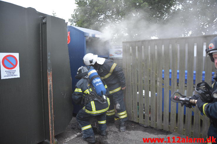 Brand i tøj container.