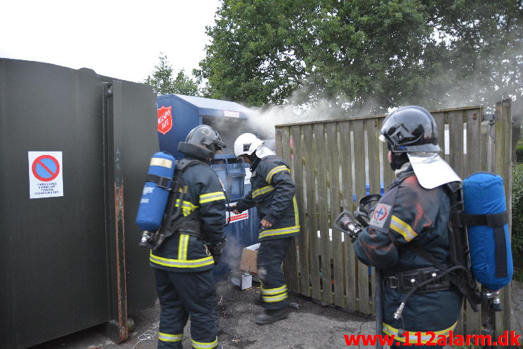 Brand i tøj container.