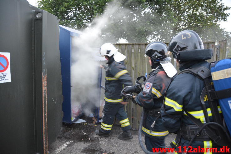 Brand i tøj container.