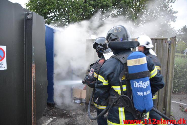 Brand i tøj container.