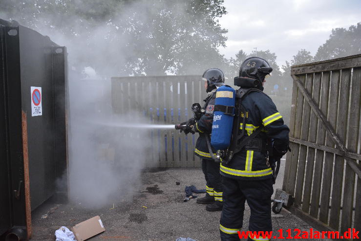 Brand i tøj container.