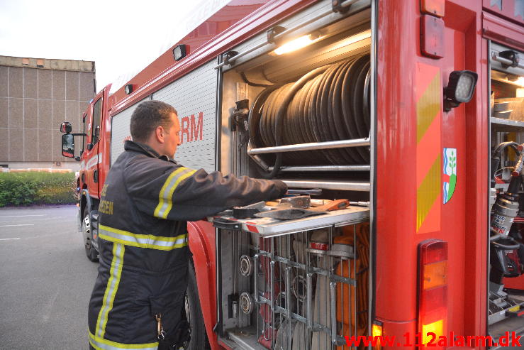 Brand i tøj container.