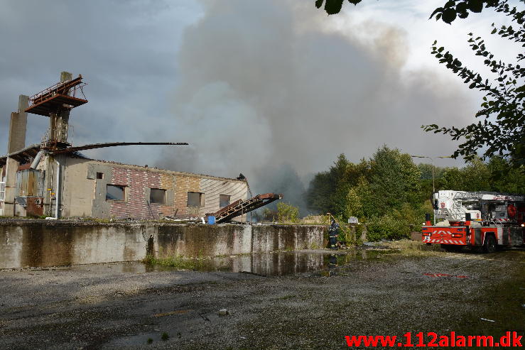 Industri brand i ved Ørum.