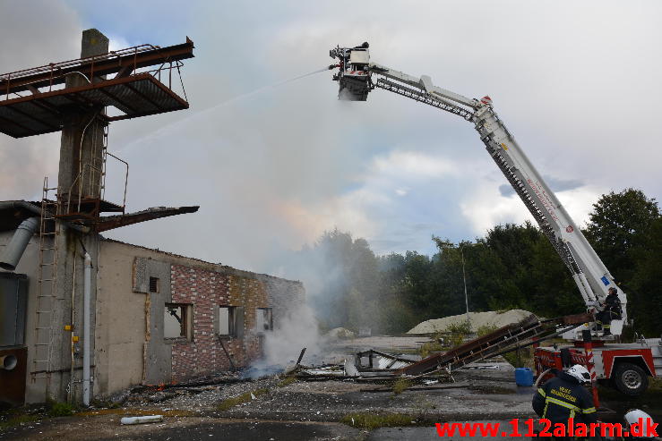 Industri brand i ved Ørum.