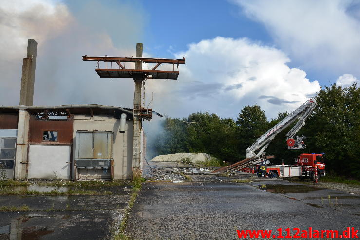 Industri brand i ved Ørum.