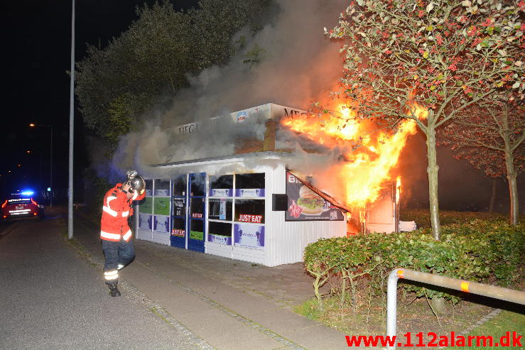 Brand i Pølsevognen. Rødkildevej i Vejle. 21/09-2014. Kl. 23:18.