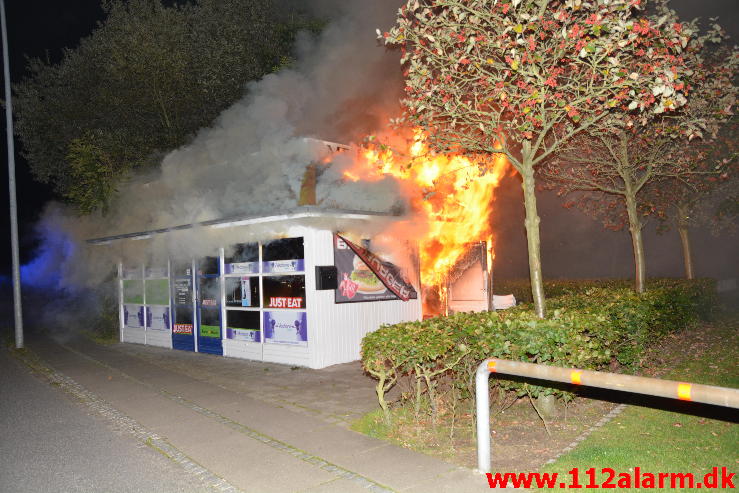 Brand i Pølsevognen. Rødkildevej i Vejle. 21/09-2014. Kl. 23:18.