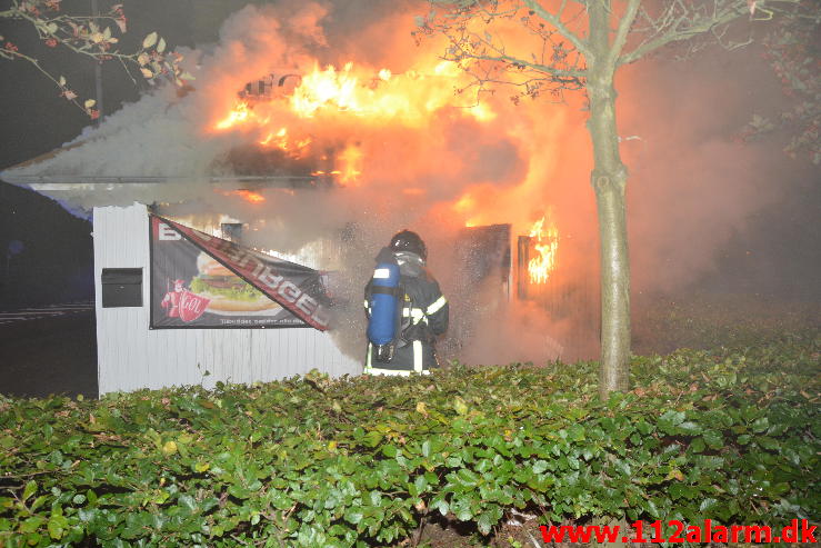 Brand i Pølsevognen. Rødkildevej i Vejle. 21/09-2014. Kl. 23:18.