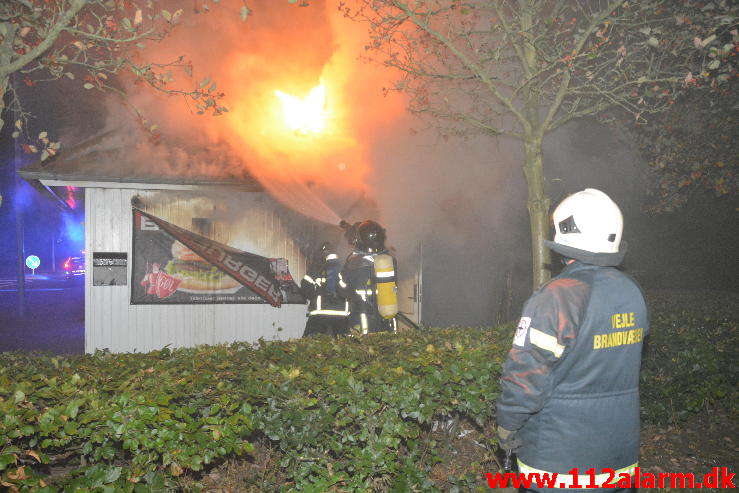 Brand i Pølsevognen. Rødkildevej i Vejle. 21/09-2014. Kl. 23:18.