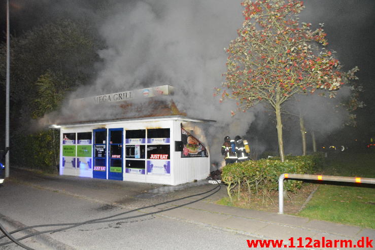 Brand i Pølsevognen. Rødkildevej i Vejle. 21/09-2014. Kl. 23:18.