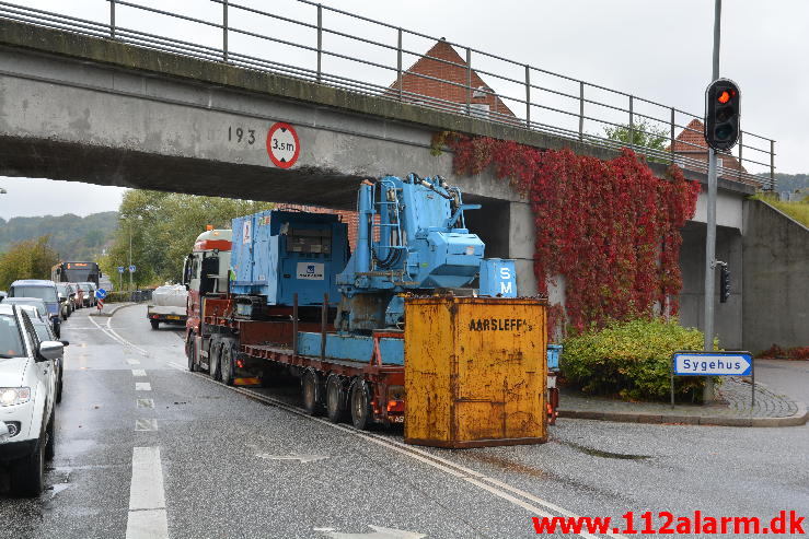 Lastbil påkørte broen. Skovgade i Vejle. 30/09-2014. Kl. 16:20.