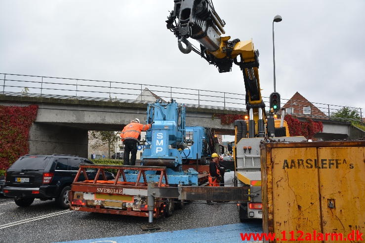 Lastbil påkørte broen. Skovgade i Vejle. 30/09-2014. Kl. 16:20.