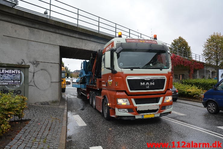 Lastbil påkørte broen. Skovgade i Vejle. 30/09-2014. Kl. 16:20.