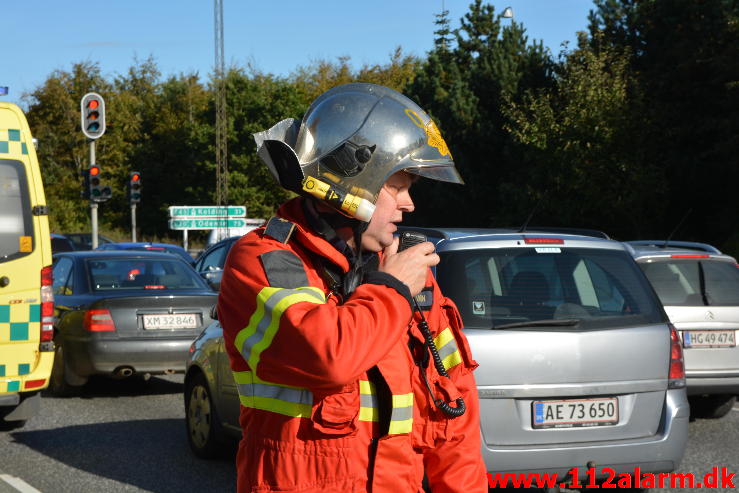 FUH med fastklemte ved Motorvejen. Horsensvej ved Motorveje i Vejle. 02/10-2014. Kl. 14:46.