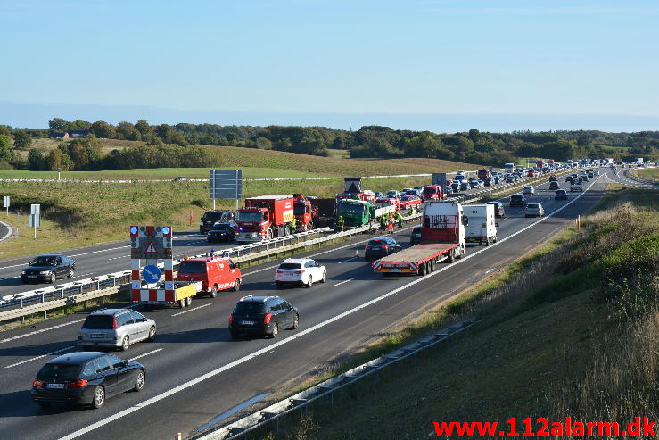 Lastbil kørt gennem autoværnet. Motorvejen E45 lige syd for Vejle. 02/10-2014. Kl. 14:43.