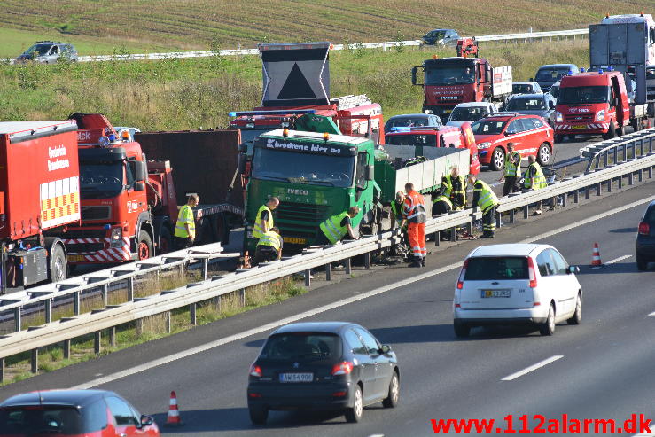 Lastbil kørt gennem autoværnet. Motorvejen E45 lige syd for Vejle. 02/10-2014. Kl. 14:43.