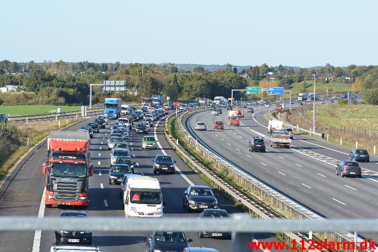 Lastbil kørt gennem autoværnet. Motorvejen E45 lige syd for Vejle. 02/10-2014. Kl. 14:43.