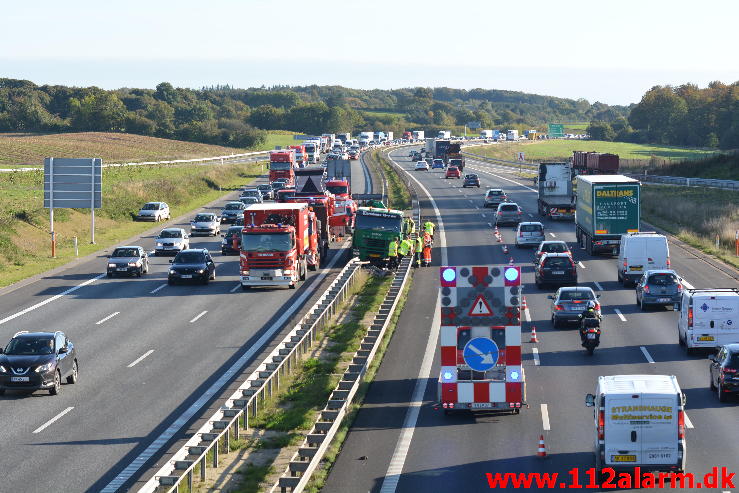 Lastbil kørt gennem autoværnet. Motorvejen E45 lige syd for Vejle. 02/10-2014. Kl. 14:43.