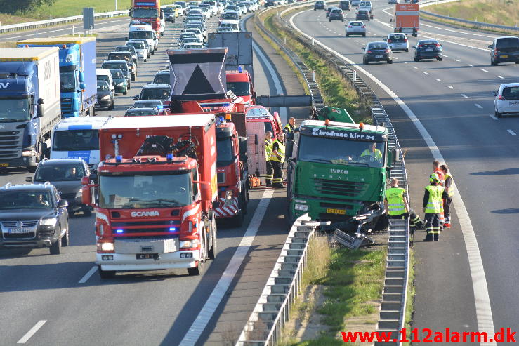 Lastbil kørt gennem autoværnet. Motorvejen E45 lige syd for Vejle. 02/10-2014. Kl. 14:43.