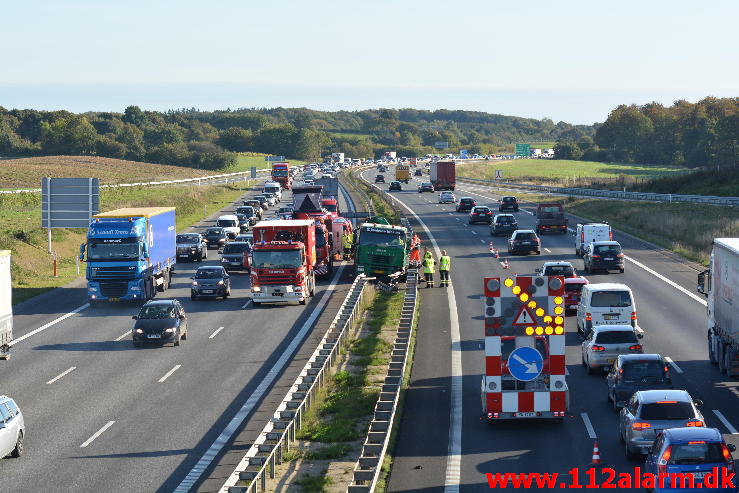 Lastbil kørt gennem autoværnet. Motorvejen E45 lige syd for Vejle. 02/10-2014. Kl. 14:43.