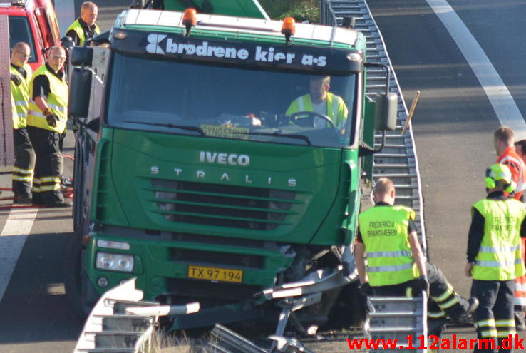 Lastbil kørt gennem autoværnet. Motorvejen E45 lige syd for Vejle. 02/10-2014. Kl. 14:43.