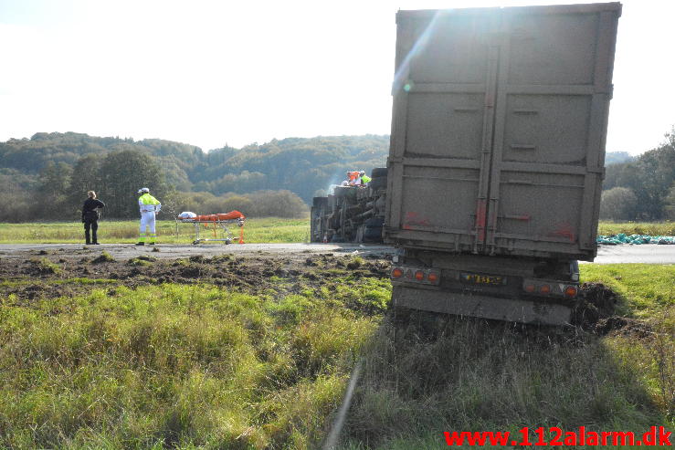 Væltet der Lastbil. Bredstenvej ud for Skibet. 08/10-2014. Kl. 13:30.