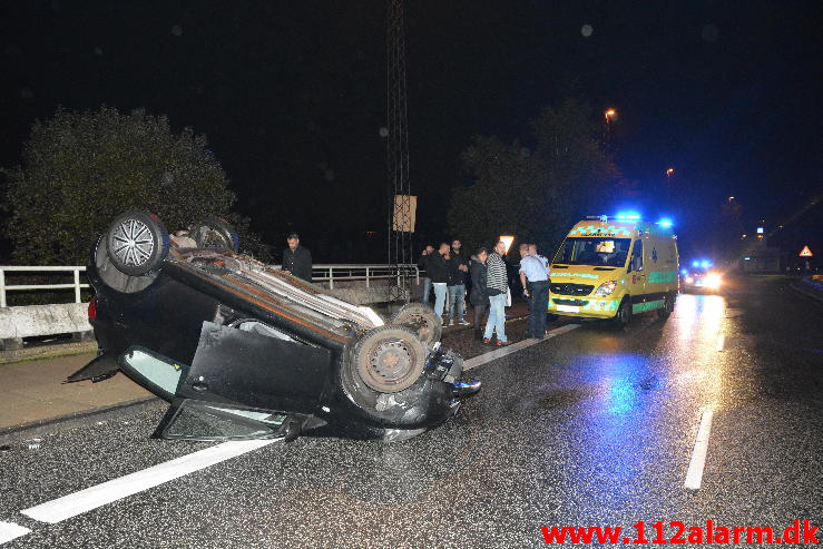 Bilen røg over autoværnet. Koldingvej i Vejle. 11/10-2014. Kl. 22:00.