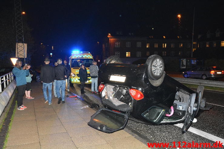 Bilen røg over autoværnet. Koldingvej i Vejle. 11/10-2014. Kl. 22:00.