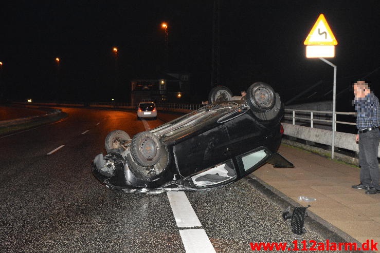 Bilen røg over autoværnet. Koldingvej i Vejle. 11/10-2014. Kl. 22:00.