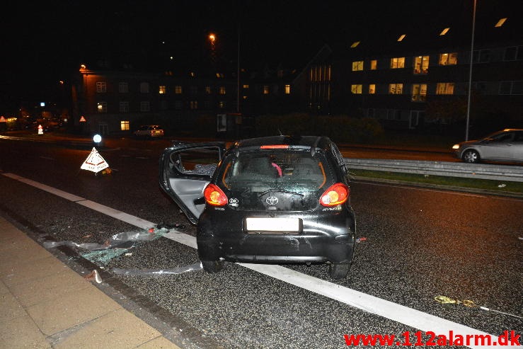 Bilen røg over autoværnet. Koldingvej i Vejle. 11/10-2014. Kl. 22:00.