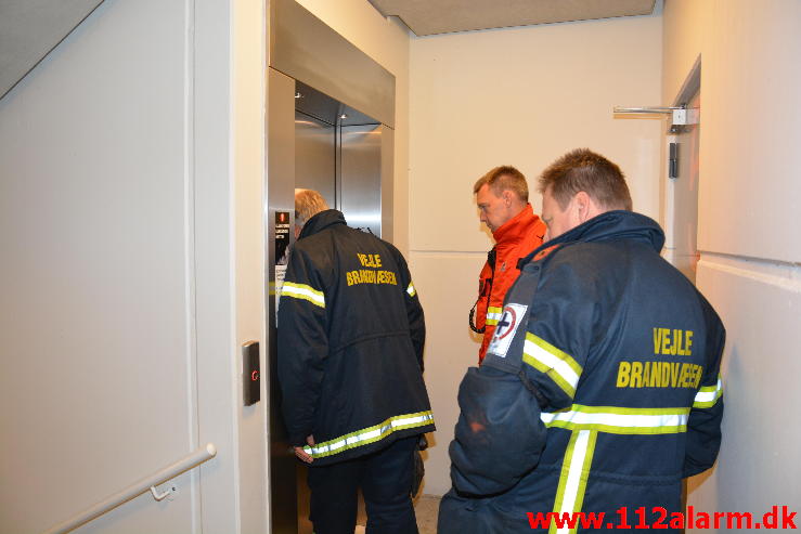 3 unge mennesker sad fast i en elevator  Parkeringshus bag Mary's. 14/10-2014. Kl. 21:33.