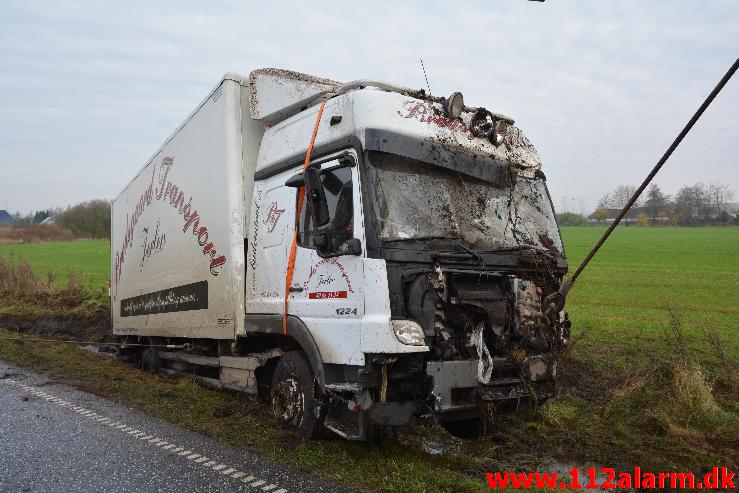 Lastbilen kørt i grøften. Tykhøjenvej Ved Farre. 11/11-2014. Kl. 09:15.