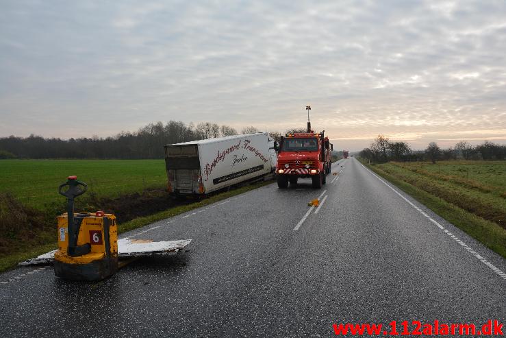 Lastbilen kørt i grøften. Tykhøjenvej Ved Farre. 11/11-2014. Kl. 09:15.